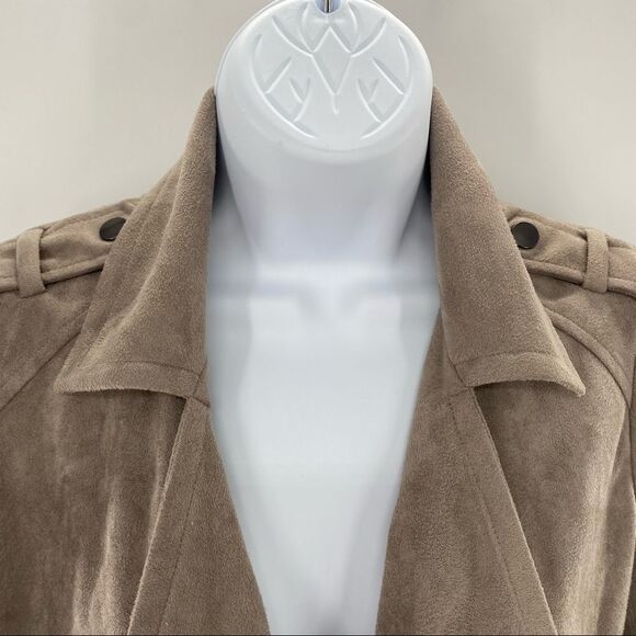 CUPCAKES & CASHMERE Robin Faux Suede Drape Front Cropped Moto Jacket - Picture 6 of 10